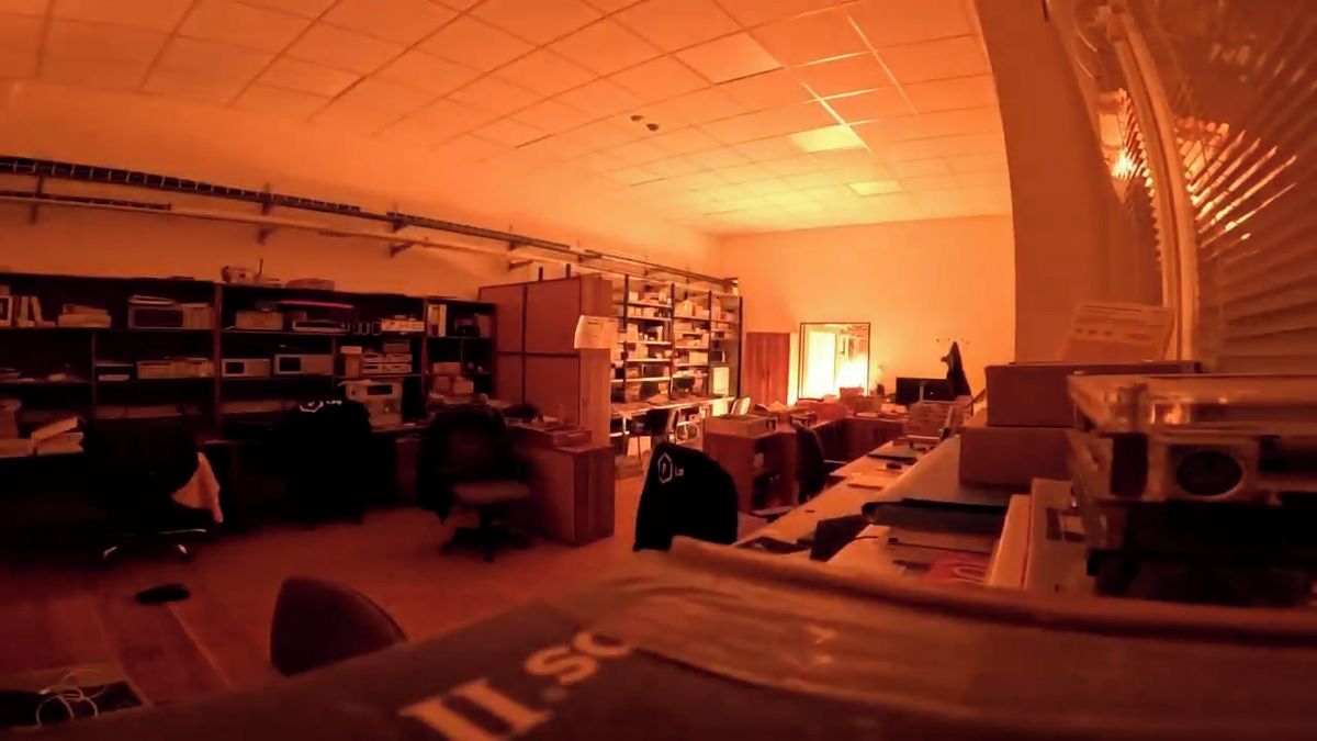 Žháři zveřejnili video ze zapálení zbrojovky v Pardubicích. Cílem byly izraelské zbraně